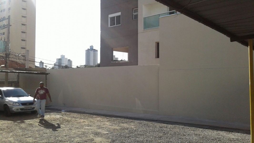 Conclusao de reboco e pintura lado do vizinho - Foto atualizada 04/07/2017